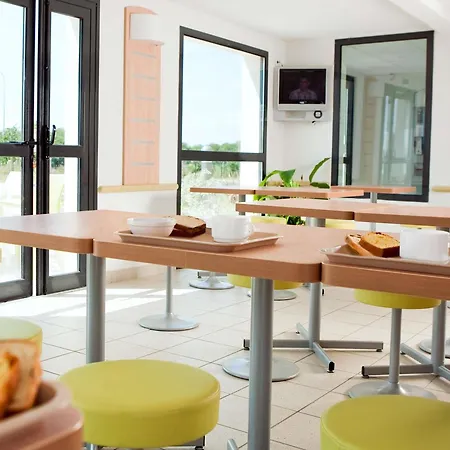 Ibis Budget Niort - La Crèche Hotel 2*