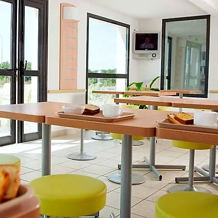 Ibis Budget Niort - La Crèche Hotel 2*
