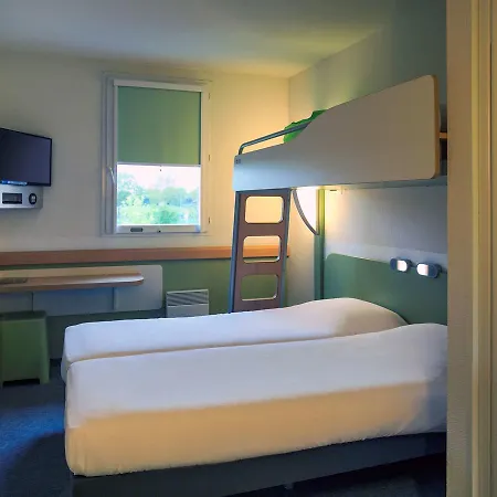 Ibis Budget Niort - La Crèche Hotel 2*